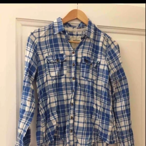  - Vit blå rutad bra skick. Om produkten behövs fraktas betalar köparen för detta:)