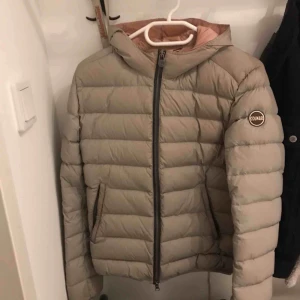  - Säljer en colmar jacka i väldigt fint skick. Den är i strl M men passar mig som är en S. Säljer den då jag inte använder den längre och vill hellre köpa en north face jacka. Kan även byta mot en north face.  Möta upp i Sthlm annars fraktas jackan😊