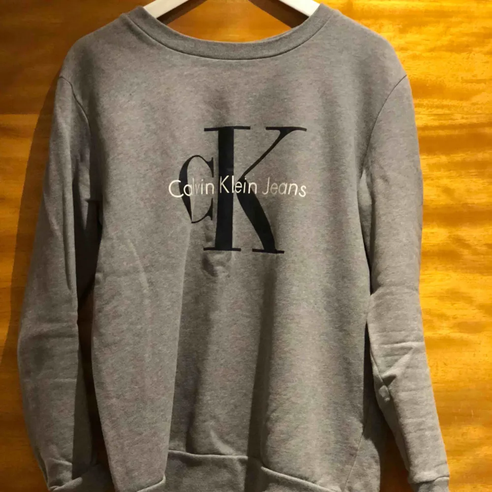 Calvin Klein tröja i grå nyans. Knappt använd. Storlek S men går som XS/S eller M . Hoodies.