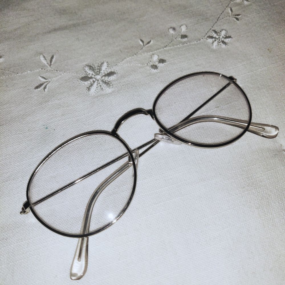 Trendiga fejkglasögon i silver, super snygga men säljer då jag numera använder riktiga glasögon. Oanvänd putsduk  tillkommerfrakt ❣️  Köpare står för frakt    . Accessoarer.