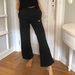  - Coola mjukisar från Nike. Barnstorlek 140-152 men passar XS. Lite bootcut och något högmidjade. Står ”just do it, just dance” på benet. 