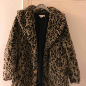  - Lång fuskpälsjacka med leopardmönster i storlek 38. Fint skick, köpt förra vintern. Köparen står för frakten.