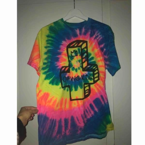  - Riktig festivaltisha i batik med odd future-tryck. Köpt på ebay, bra skick! Frakt tillkommer.