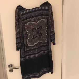  - Klänning mönstrad Aldrig använd, pga för stor strl.
