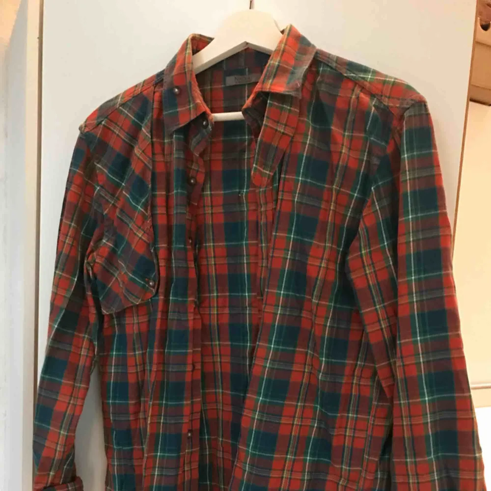 Rutig mjuk rejäl vintageskjorta, perfekt till hösten! Orange och grön, snygg boyfriendfit. Jag har som oversized (är xs) frakt tillkommer. Skjortor.