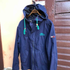  - Jacka från Tommy Hilfiger / Tommy Denlm i trevligt använt skick. XXL på lappen men sitter som L. Kan hämtas i Uppsala eller skickas mot fraktkostnad 
