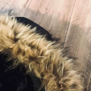  - Köpt för ca 1299kr~ Sååå fin jacka! I ryggen är den lite ”figursydd” eller vad man ska säga 😂 snyggt sitter den iallafall! Det är äkta päls. Köparen står för frakt :) 