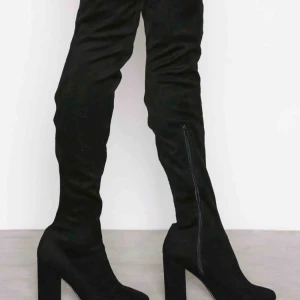  - Nelly overknees med klackar i storlek 36