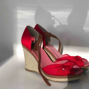  - Jag använde bara 3 gånger helt ny men liten trång för mig ,jag använder 38 men min fot är liten bred. 