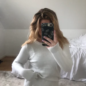 Vila stickad tröja  - Världens skönaste stickade tröja som tyvärr inte kommer till användning av mig, sparsamt använd. Priset är exkl frakt. 