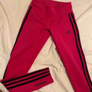  - Adidas träningstights i nyskick.  