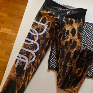  - Knappt använda dome tights.  Väldigt töjbara och super sköna. Köparen står för frakten 