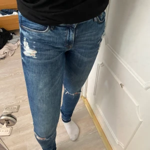 Lågmidjade blå jeans  - Fina blå Jeans med slitningar upp till och på knäna. De är lågmidjade som börjar komma tillbaka nu🤩 Skulle passa XS/S. Dem är i fint skick! Vi kan diskutera hur vi gör med frakten annars kan den hämtas i Sundsvall 📍 🧚🏼