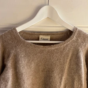 Stickad tröja GANNI - Beige stickad tröja från GANNI med riktigt fin passform. 