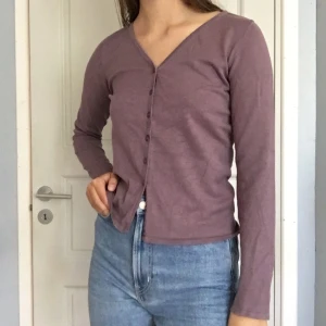 Ljuslila kofta - Ljuslila kofta, frakt tillkommer på 45kr<3