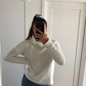 Stickad tröja DR DENIM - Säljer denna vita stickade tröja med polokrage från Dr Denim! Tröjan är sparsamt använd, något nopprig på insidan men annars bra skick. Perfekt till höst och vinter. Köparen står för frakten! 🤍