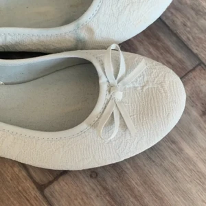 Vita ballerina med spets  - Jätte fina vita ballerina skor🌺Perfekta för sommaren fick hem de nyss från en annan tjej här på Plick✨ Men testade men de var alldeles för små tyvärr😢Vill du veta mer så är det bara och kommentarer här nerdan för... 