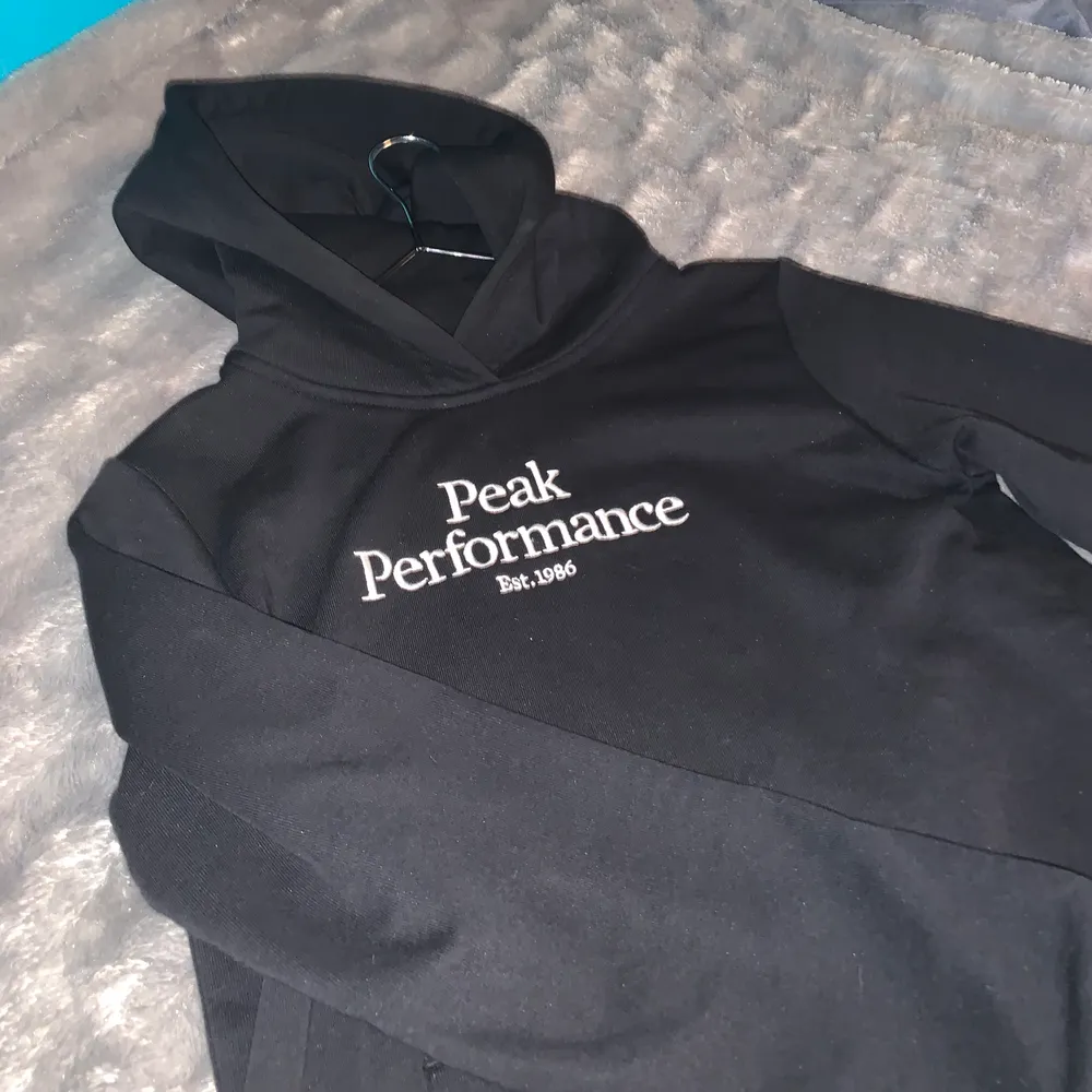 Superskön Peak Performance hoodie, är storlek 150 men skulle säga att den sitter som en xs. Knappt använd då det inte riktigt är min stil, så har inge defekter eller så🌸frakt ingår inte 💗. Hoodies.
