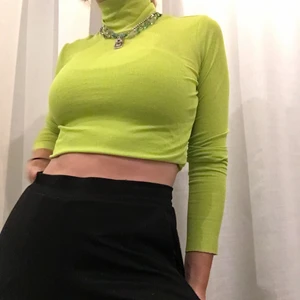 Neongrön polo - Säljer denna snygga neongröna polotröjan från Monki då den tyvärr inte kommer till användning längre💗 Högsta bud om fler är intresserade💖 Frakt tillkommer eller så kan jag mötas upp i Stockholm💘