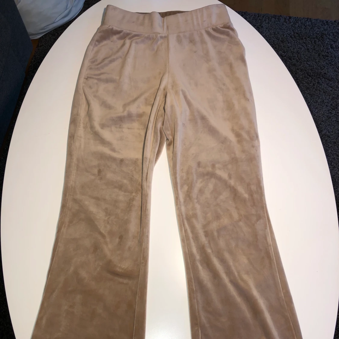 Bootcutbyxor i sammet från bubbleroom!