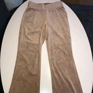 Bootcutbyxor i sammet från bubbleroom! - Detta är ett par jättefina och mysiga beiga bootcutbyxor. De är just nu uppsydda men går att ta bort. De är använda ca 2-3 gånger och är i nyskick✨ Startpris: 210 inklusive frakt, men går att förhandlas💕 Hör av dig vid frågor!