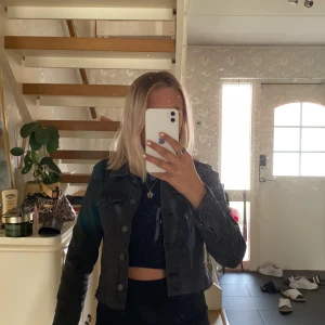 Jeans jacka - Säljer denna snygga grå/svarta jeans jackan ifrån pull and bear. Aldrig använd. Nypris 99. Mitt pris-50