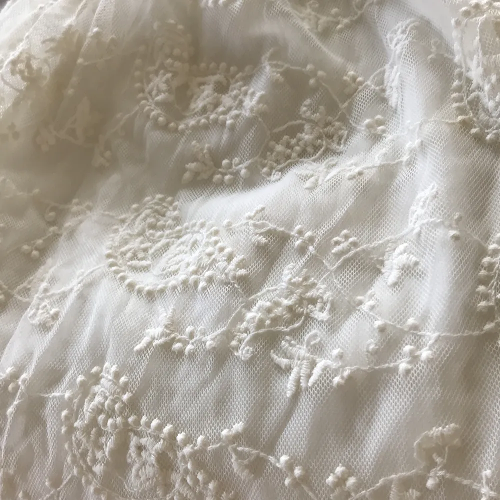 En riktig sommardröm från BIKBOK! 🌸 Charmig spetskjol med fina detaljer. Säljes för 60 kr + frakt.. Hameet.