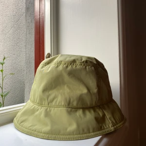 Bucket hat, & other stories - Fin grön bucket hat från & other stories. Relativt ny och jätte fint skick!