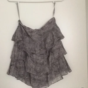 Tiger of Sweden kjol 36 - Tiger of Sweden kjol storlek 36, använt ett par gånger. Tunn fluffig material, väldigt fin med t ex svart kavaj