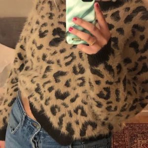 Stickad tröja från H&m storlek M  - Väldigt skön tröja med leopard mönster, 130kr+ FRAKT 