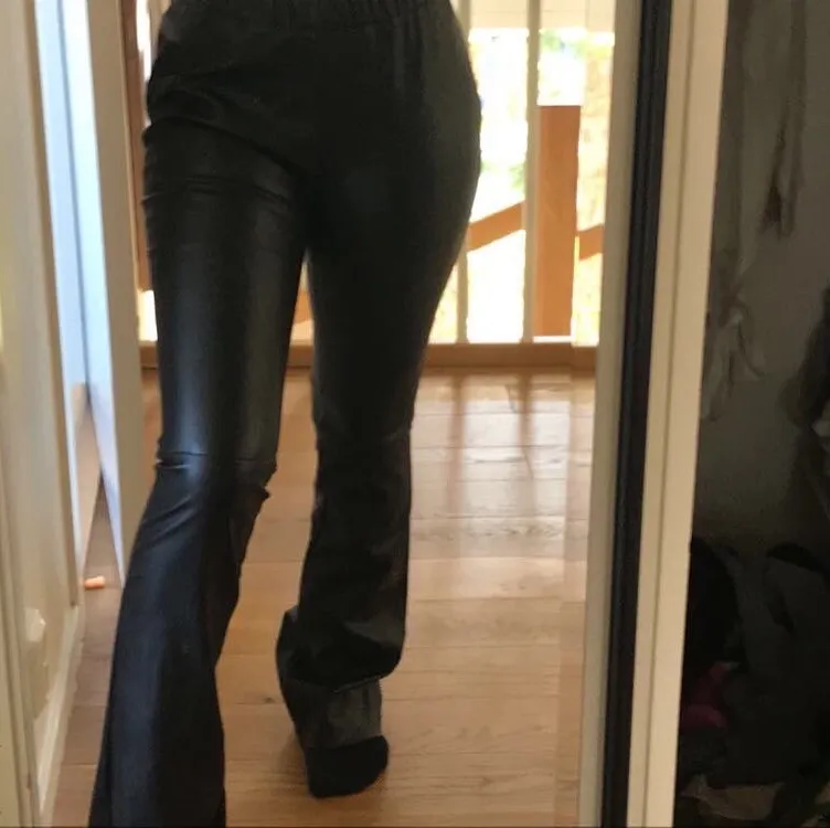 Svarta ”skinn”byxor från NA-KD  storlek S, lite långa på mig som är 161 cm. Aldrig använda. . Jeans & Byxor.