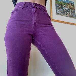 Levi’sjeans - Lila levi’s, köpta second hand. Insydda på sidorna, så en aning tajtare över lår. Passar en 24/25🌈 obs: är ett hål precis ena sida, se bild 2. 