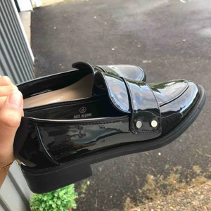  - Helt nya loafers. Storlek 36, säljes för 100 kronor och köparen betalar fraktkostnaden. 