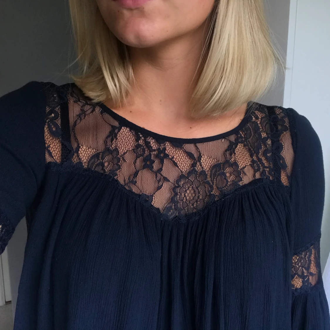 Blus med spetsdetaljer