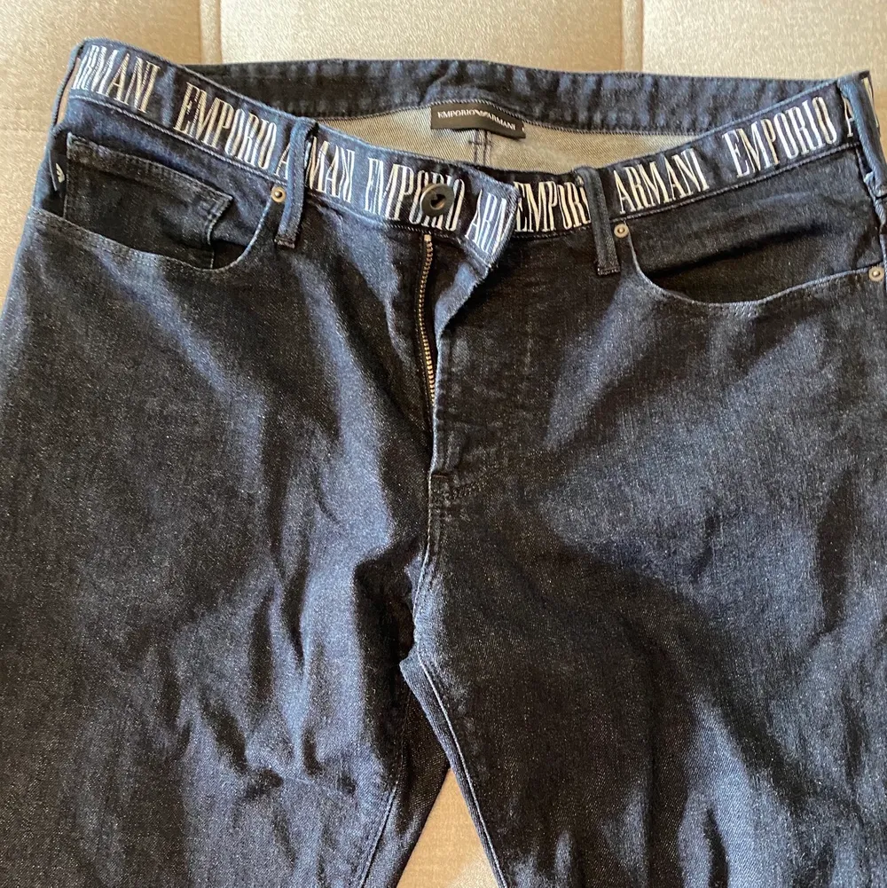 Jättefina Armani Jeans som ej vart så mycket till använding då de är för små :( De är mörkblåa med vit Emporio Armani text vid midjan och är i jättebra skick! Har för mig att de ej går att hitta längre men köpte de för ~1500kr! 👖👖. Jeans & Byxor.