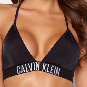 Jättefin bikini ifrån Calvin Klein!❤️ Den är i väldigt bra skick och priset ligger på 130kr inkl frakt🥰