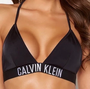 Calvin Klein bikini - Jättefin bikini ifrån Calvin Klein!❤️ Den är i väldigt bra skick och priset ligger på 130kr inkl frakt🥰