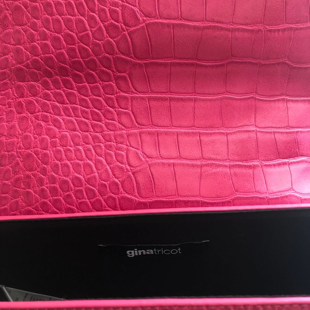 Oanvänd rosa handväska från Gina Tricot. En perfekt färgklick till outfiten!! Säljes på grund av att den inte kommer till användning. Nypris 299kr. Pris kan diskuteras så båda blir nöjda! Köpare står för frakt, men kan även mötas upp. . Accessoarer.