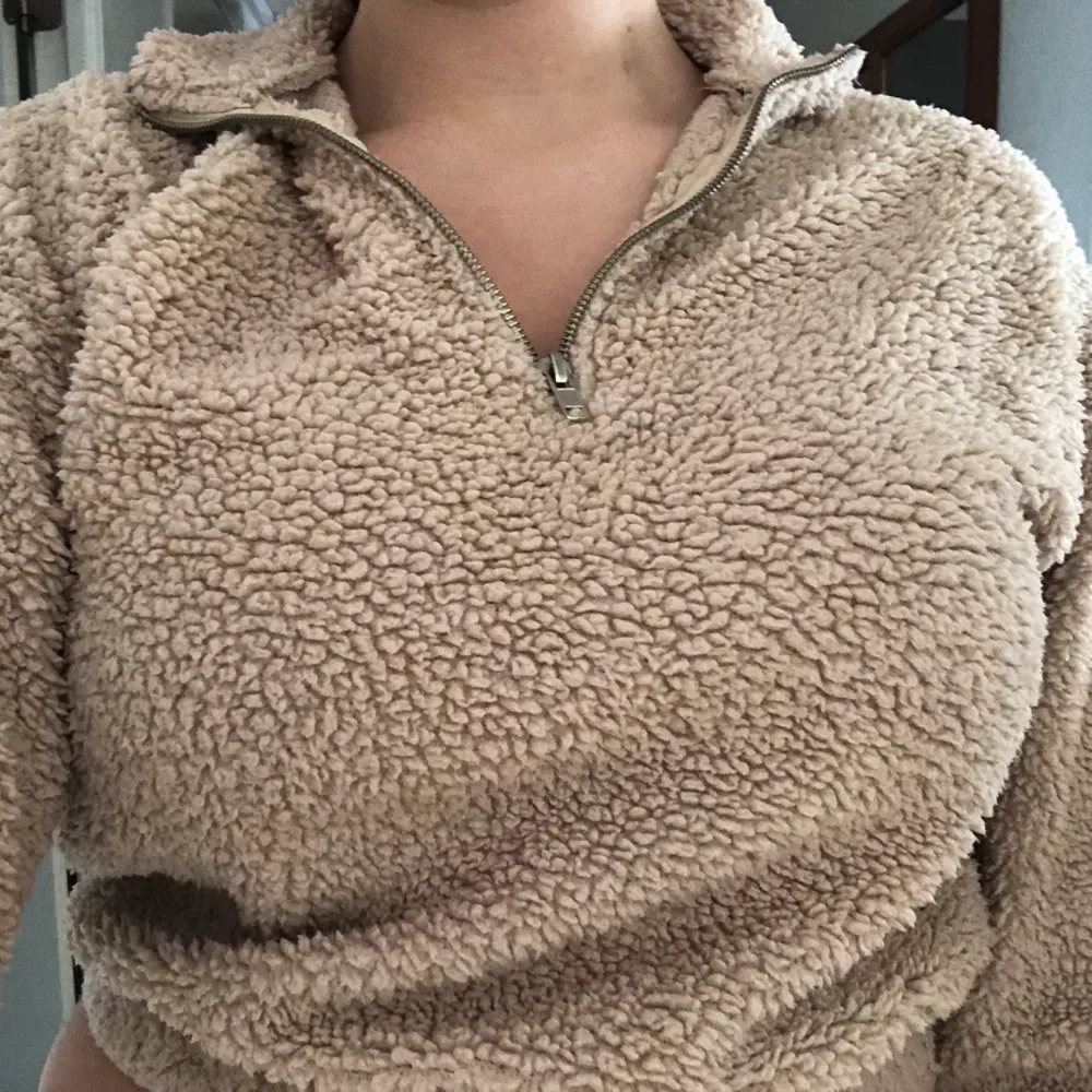 Jätte mysig tröja från Gina tricot som såldes där gör ca 300kr. Trjöjan är använd ca 2 gånger. Den e lite kortare än vanliga men jätte fin och bekväm.. Tröjor & Koftor.
