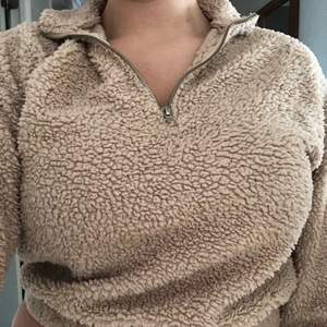 Jätte mysig tröja från Gina tricot som såldes där gör ca 300kr. Trjöjan är använd ca 2 gånger. Den e lite kortare än vanliga men jätte fin och bekväm.