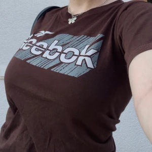 Reebok T-shirt  - svin snygg t-shirt! (lite mörkare i verkligheten) köparen står för frakten!💞🦋