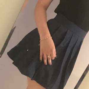 Mörkblå ”tenniskjol” strl XS/S - Mörkblå längre tenniskjol i storlek XS/S. Hel och fin. Kan mötas i Stockholmsområdet vid köp! Frakt ingår i priset!