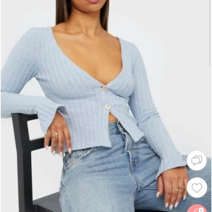 Cardigan - Ljusblå cardigan med knappar. Använd vid typ 2-3 tillfällen så helt som ny🦋 frakt ingår i priset 🌸 kostade från början 300