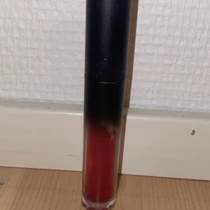 Läppglans - Ett läppglans i rött