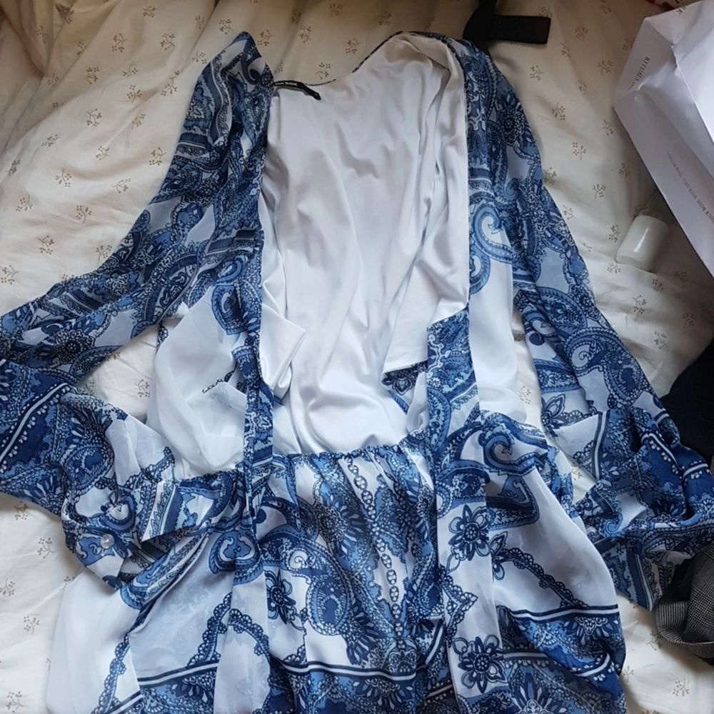Denna fina byxdress från BikBok säljes då den inte längre används. Väldigt fint mönster. Stäng med knyt framme vid brösten. Ärmarna är som öppna, samt går att slänga in innanför om man vill ha den kortärmad.Passar S/M.Går som ett par shorts. Mkt bra skick. Klänningar.