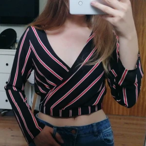 Randig blus - Nästan oanvänd då den är för kort för mig (jag är 172cm). Köparen står för frakten🤗