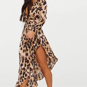 Leopard klänning  -  🤍Oanvänd med prislappar på 🤍Satin klänning med slits från Pretty Little Thing 🤍Nypris 30 pund 🤍Frakt tillkommer om du inte bor i Varberg
