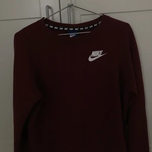 nike sweatshirt - tjocktröja ifrån nike i asball vinröd färg⚡️⚡️ säljer pga tröttnat på den, skriv för mer bilder eller info!