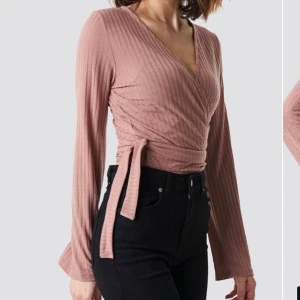 Fin omlottopp i bra skick  - Säljer denna toppen, har inte använt den så mycket så den är i väldigt bra skick! Skriv för fler bilder! Den är i storlek XS men passar även S. Köparen står för frakten💕