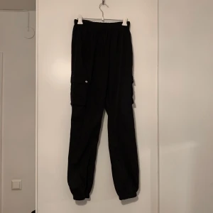 Svarta cargobyzor srl S - Bra skick. Det är riktiga fickor. Byxorna är svarta, de gröna är bara för att se hur de sitter. (+60 för frakt) 